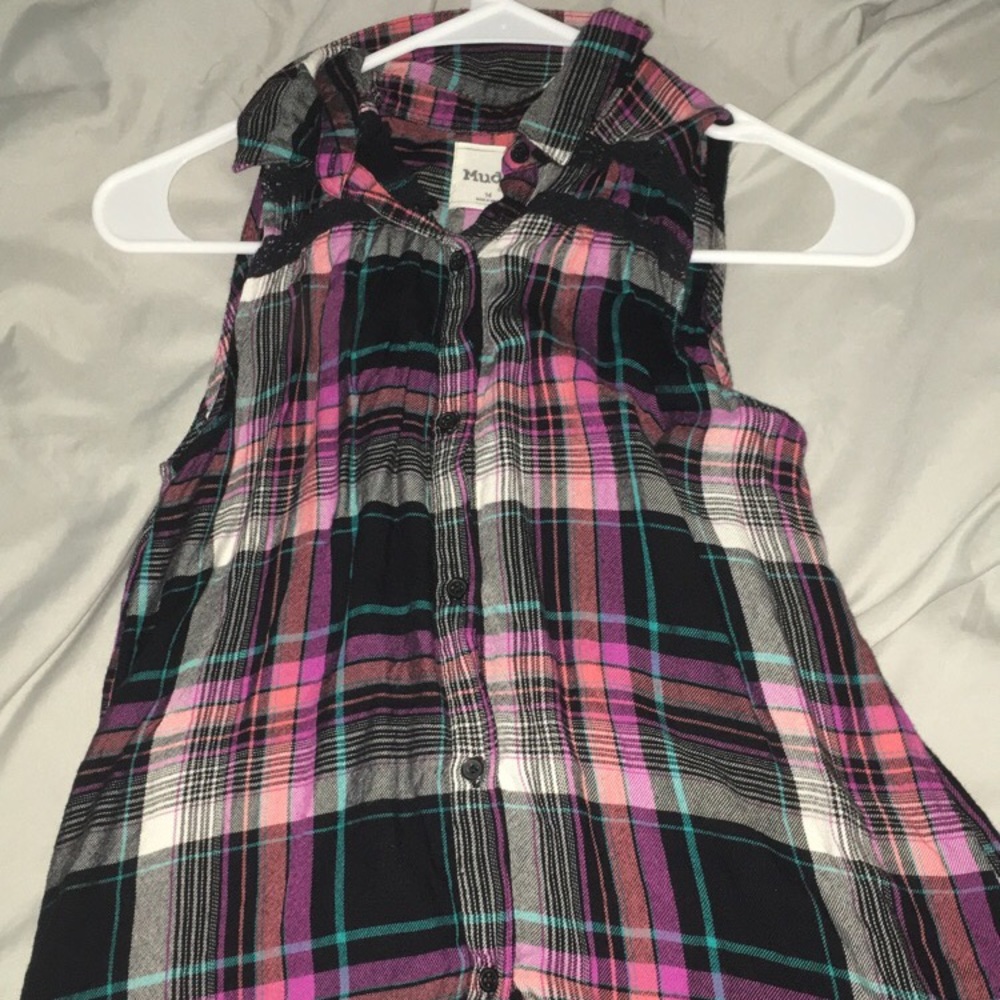 sleeveless collared plaid